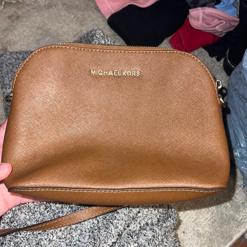 Michael Kors Crossbody very good condition gently used . No damage like new. $50